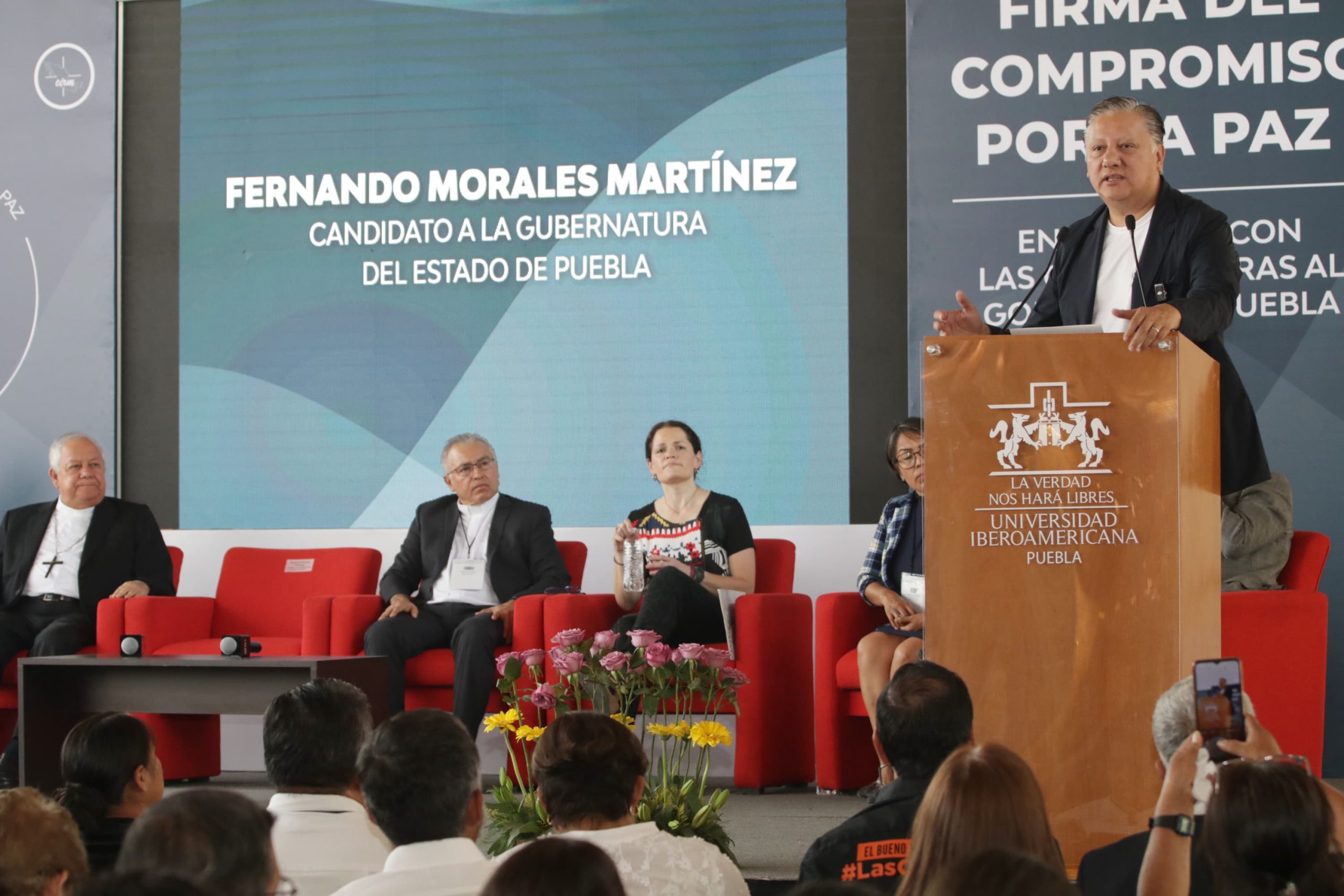 Fernando Morales firma compromiso por la Paz en IBERO