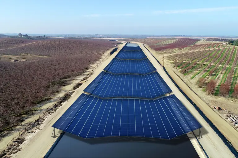 Primero se hizo en India y ahora Estados Unidos cubre sus canales de riego con paneles solares