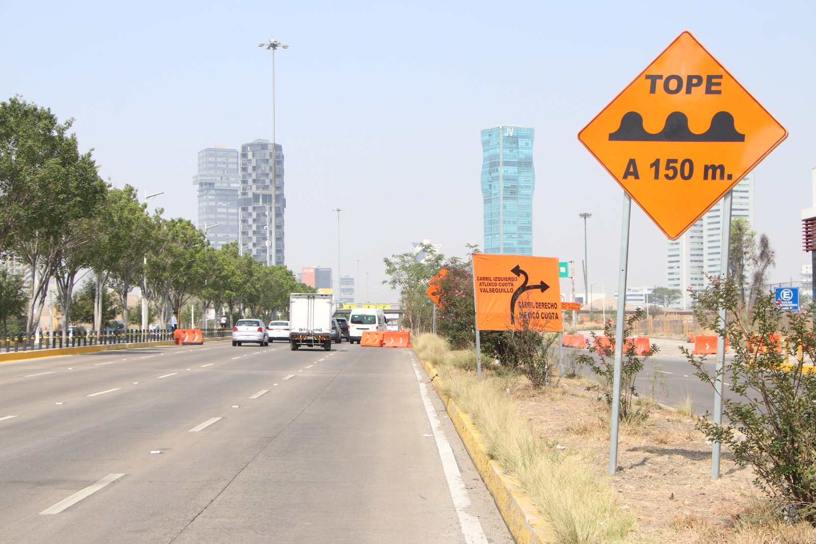 Por seguridad, Infraestructura instala reductores de velocidad en Vía Atlixcáyotl