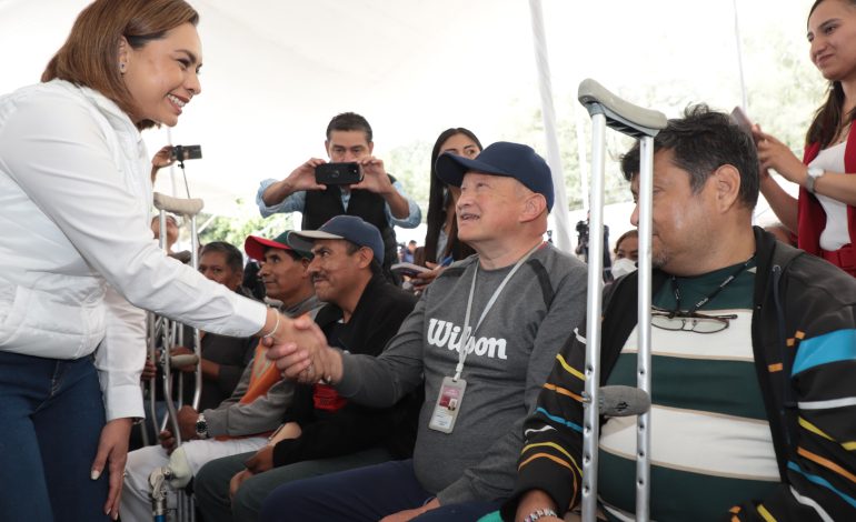 Entrega SEDIF prótesis a personas con discapacidad