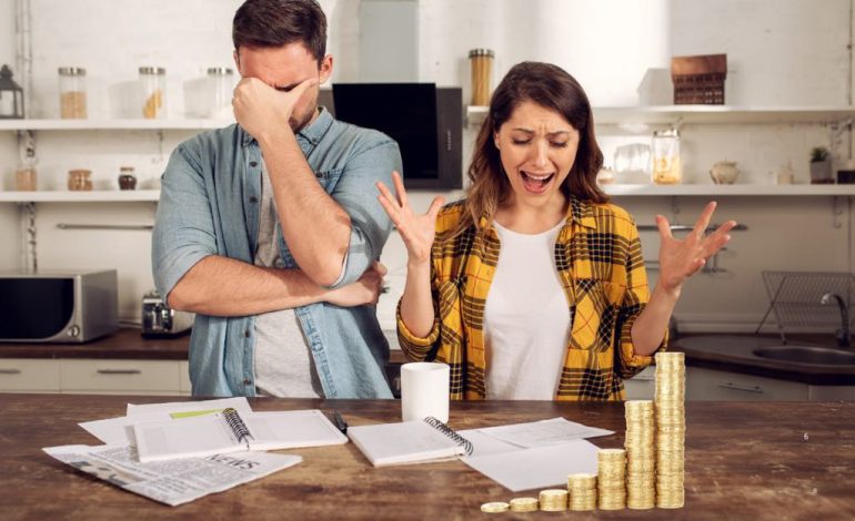 Estrés financiero: 6 de cada 10 mexicanos ‘se truenan los dedos’ por temas de dinero