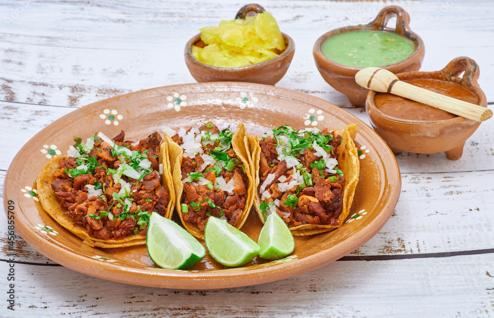 Sin cilantro en los taquitos: Así ‘resuelven’ taquerías y restaurantes ante el alza de precios