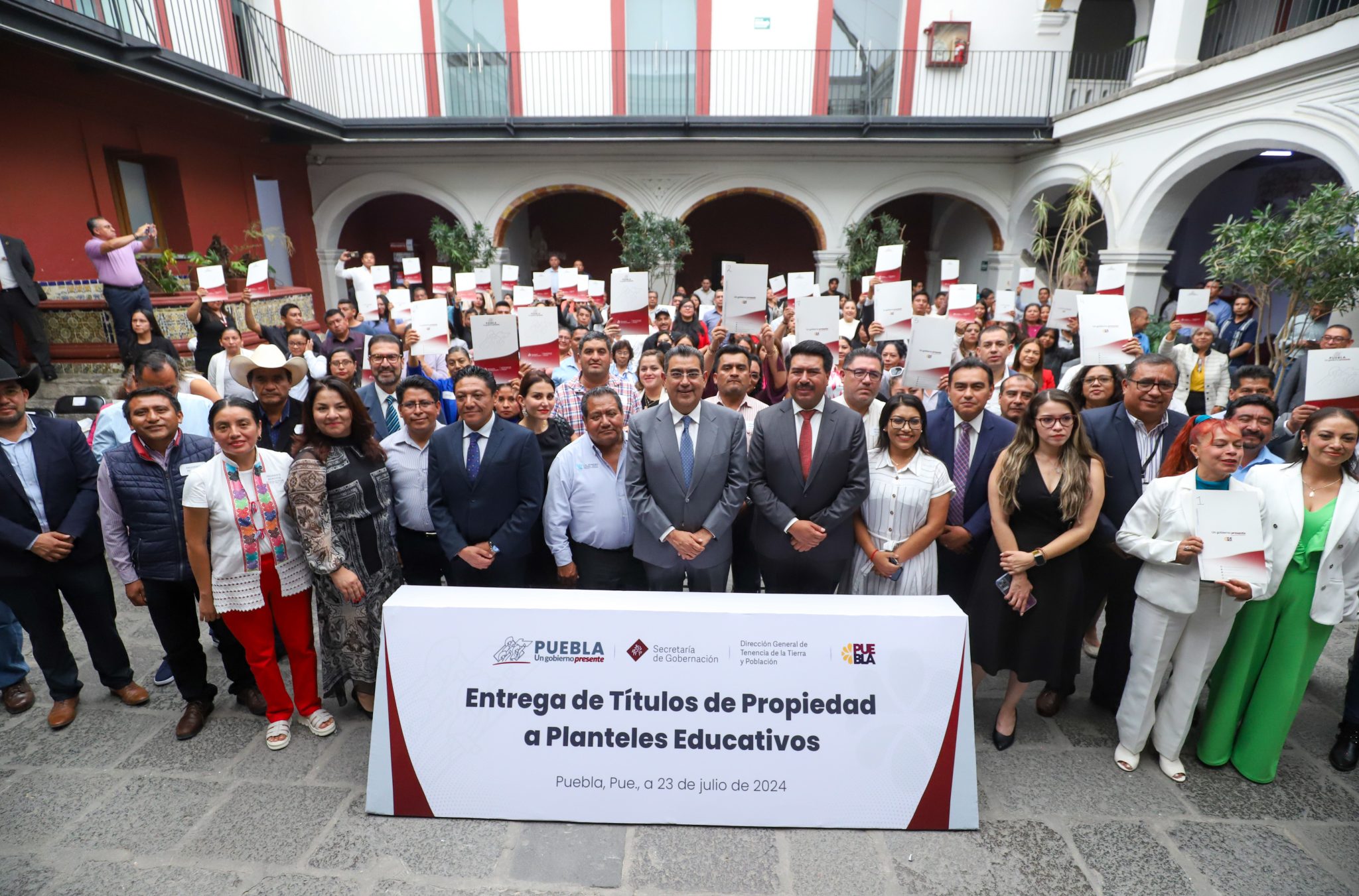 Con títulos de propiedad, gobierno estatal otorga certeza jurídica a planteles educativos