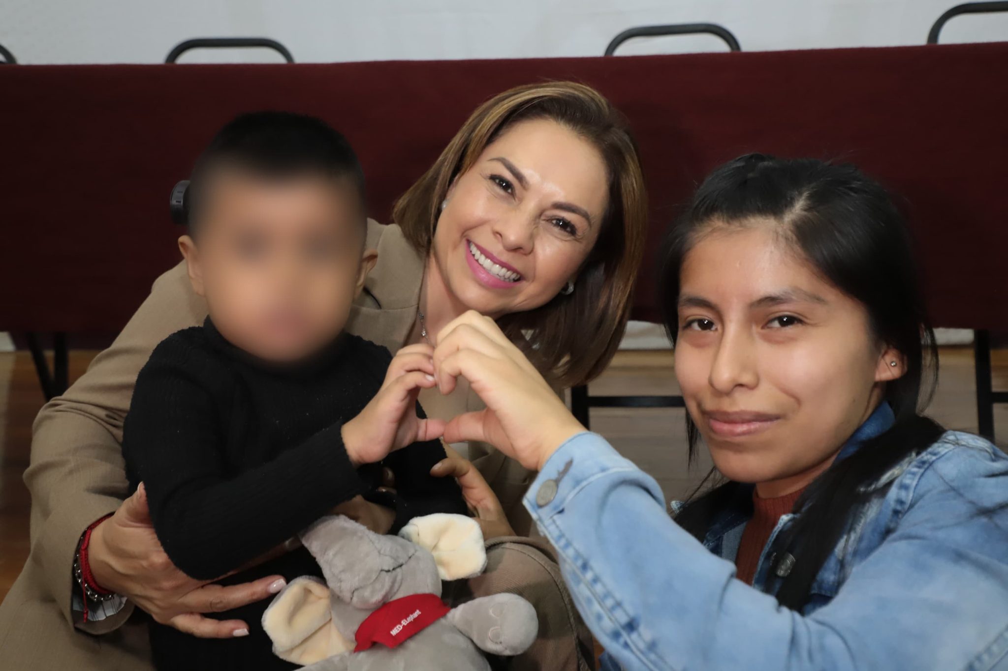 Gaby Bonilla entregó  ocho implantes cocleares