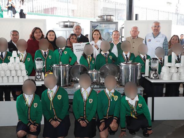 Entrega Gaby Bonilla apoyos a niñas, niños y personas con discapacidad en Teziutlán