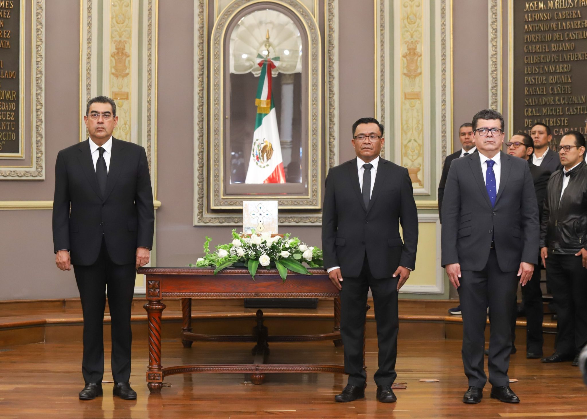 Asiste Sergio Salomón a homenaje póstumo del diputado Carlos Navarro
