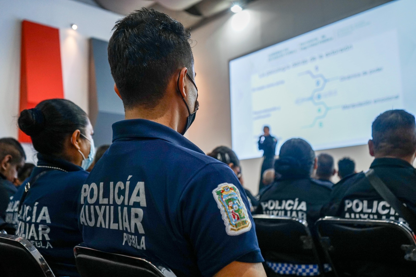 Capacitan a 900 policías auxiliares contra extorsión y fraudes
