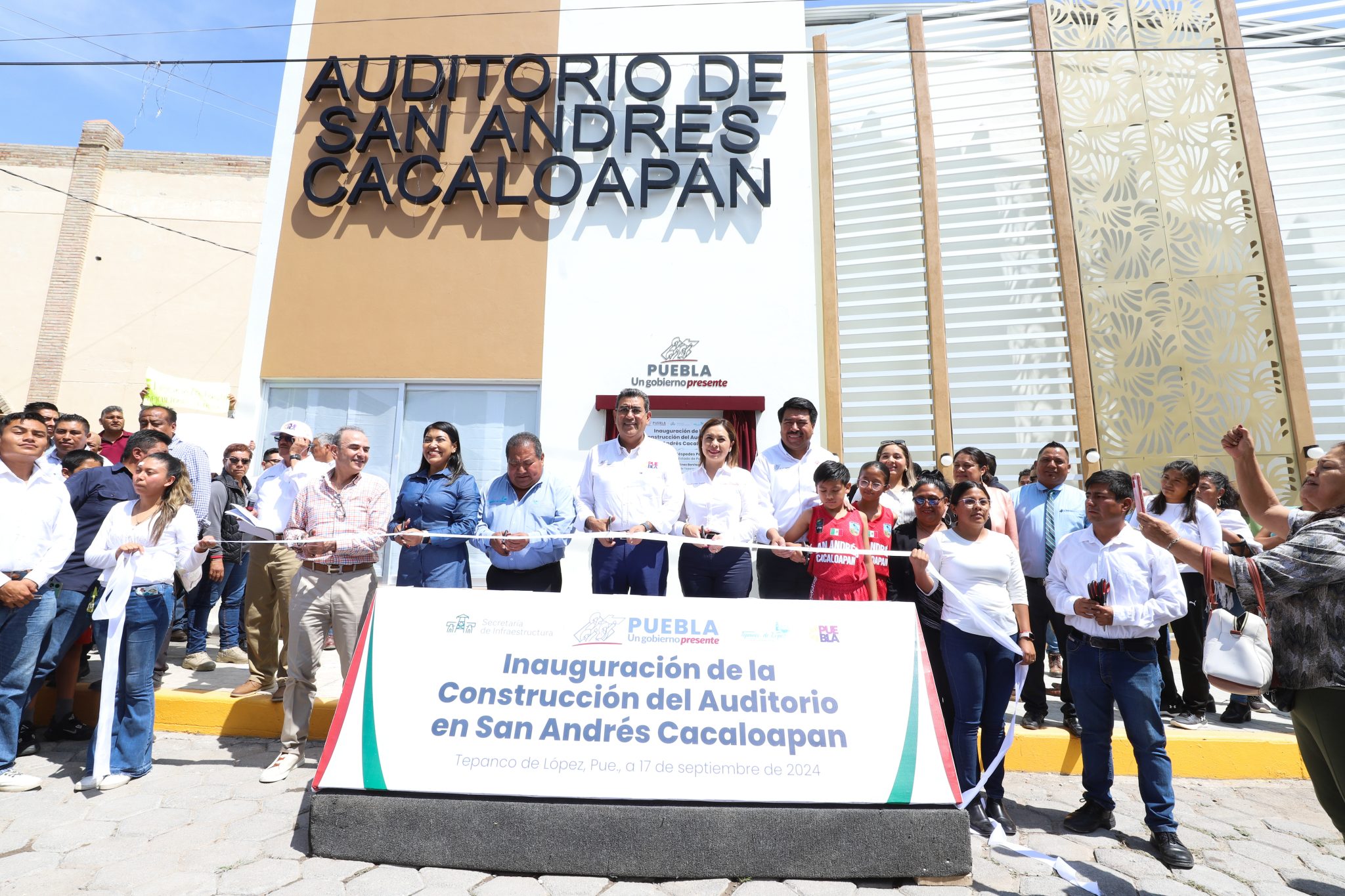 El gobernador Sergio Salomón inauguró el Auditorio de San Andrés Cacaloapan