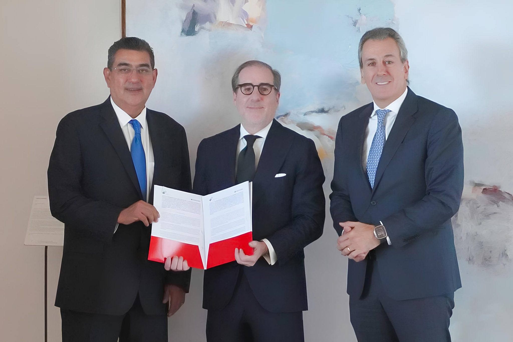 En España, gobierno estatal fortalece cooperación con empresas para consolidar economía poblana 