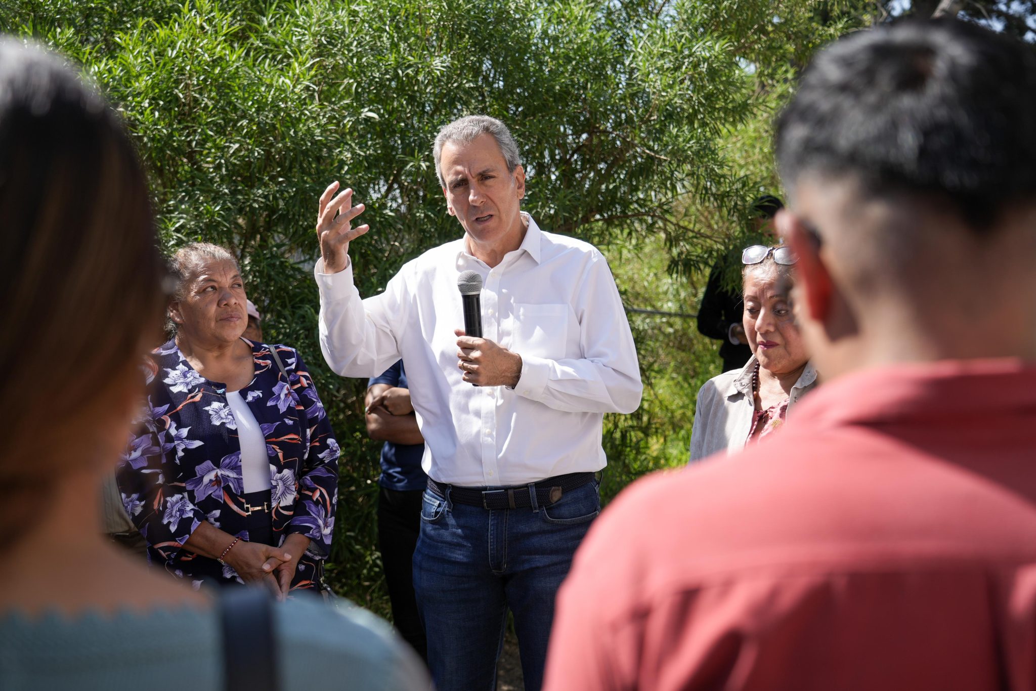 Gobierno de Pepe Chedraui inicia pavimentación de calles en Amalucan y El Salvador