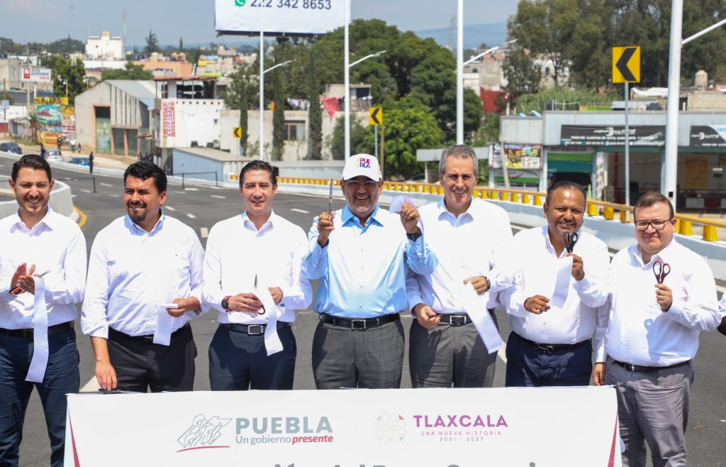 El gobernador entregó el Paso Superior Vehicular de la Central de Abasto. Además, dio el banderazo para el inicio de la construcción del Distribuidor Vial Puebla-Tlaxcala