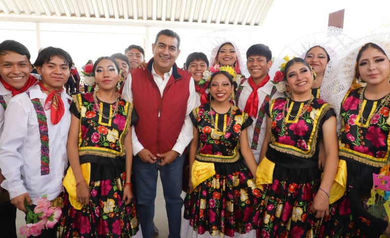 Gobierno de Sergio Salomón combate rezago educativo; entrega techados y aulas en la capital