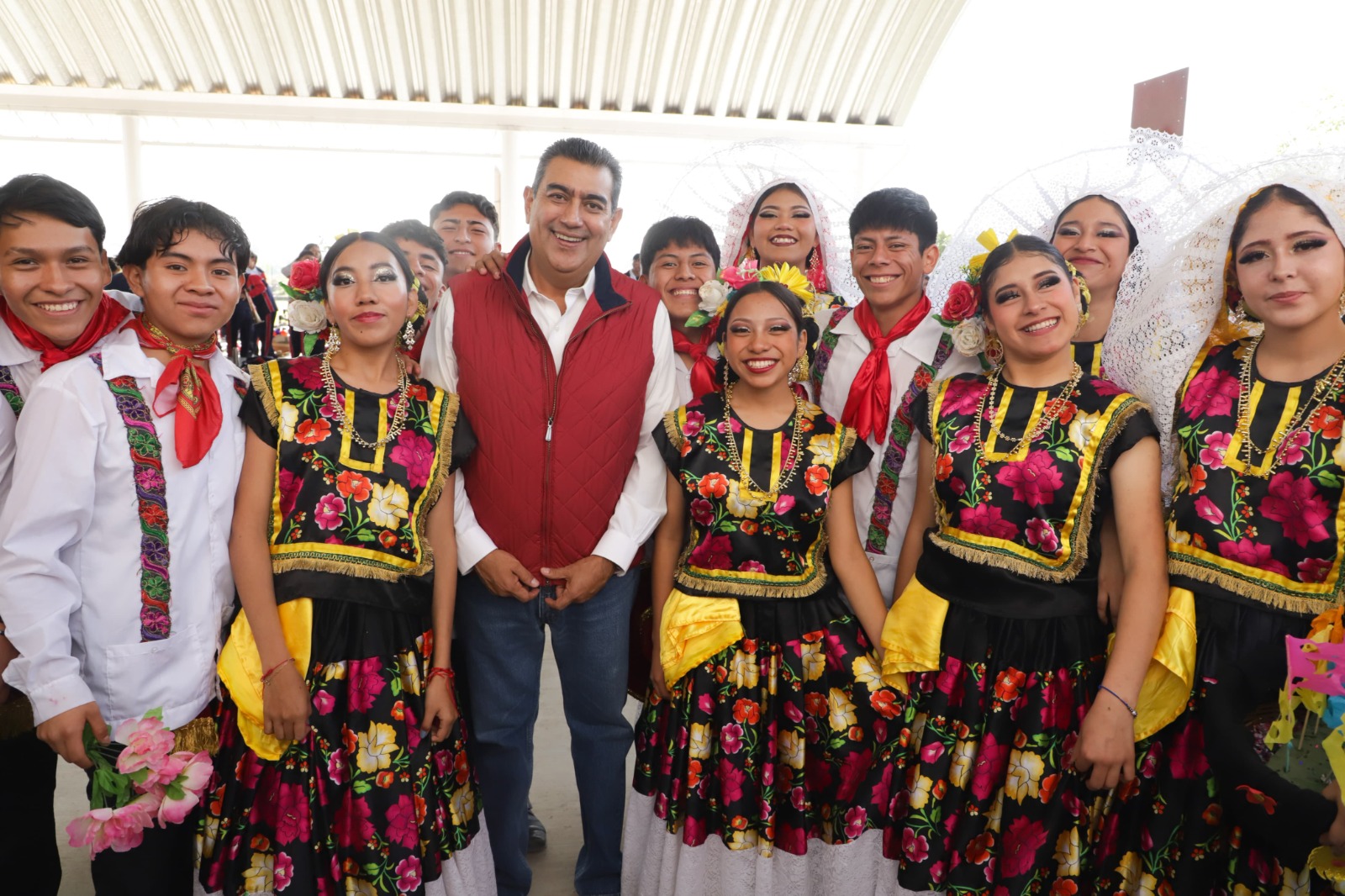 Gobierno de Sergio Salomón combate rezago educativo; entrega techados y aulas en la capital