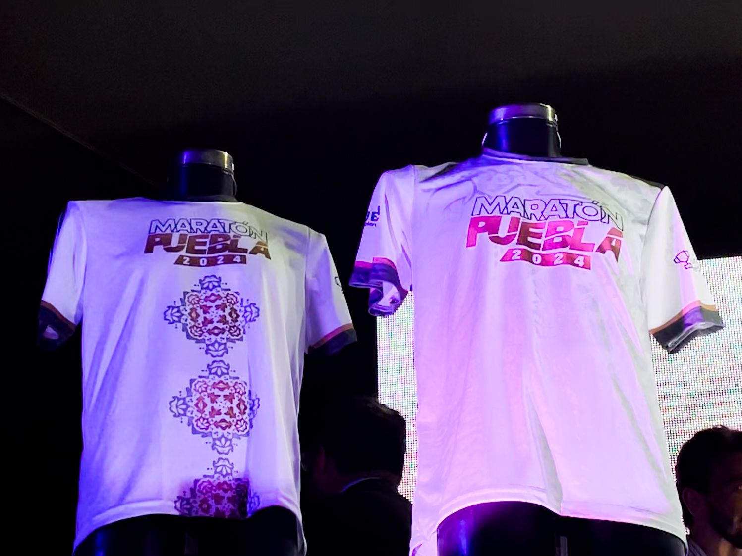 Presenta INPODE playera y medalla del «Maratón Puebla 2024»