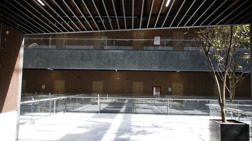 Este no es un edificio suntuoso, sino eficiente. Digno, no lujoso. La casa del pueblo, que el pueblo se merece y que sus representantes deben honrar”, señaló