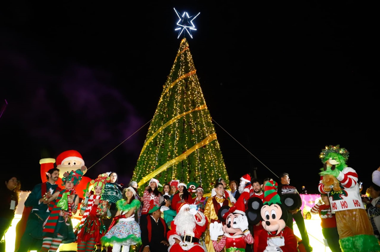 San Pedro Cholula realizó el encendido de su árbol navideño