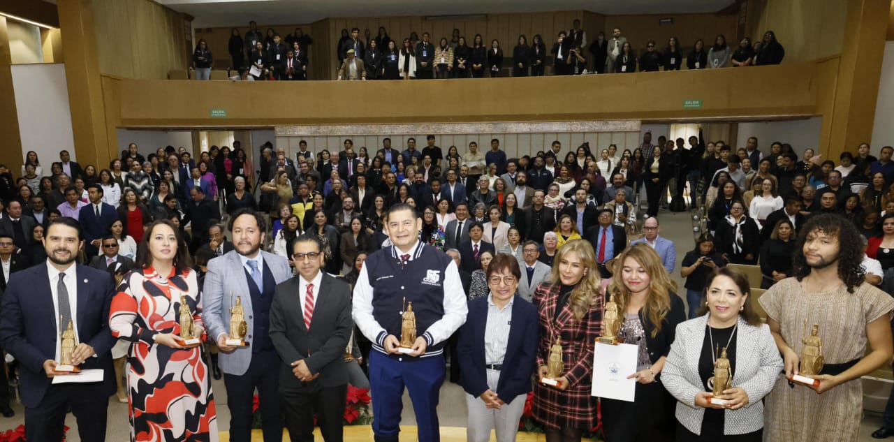 Alejandro Armenta manifiesta su orgullo por ser egresado de la Administración de la BUAP