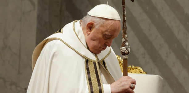 Papa Francisco sufre una caída; le inmovilizan el brazo por precaución