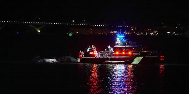 Lo que sabemos sobre el choque de un helicóptero y un avión en Washington