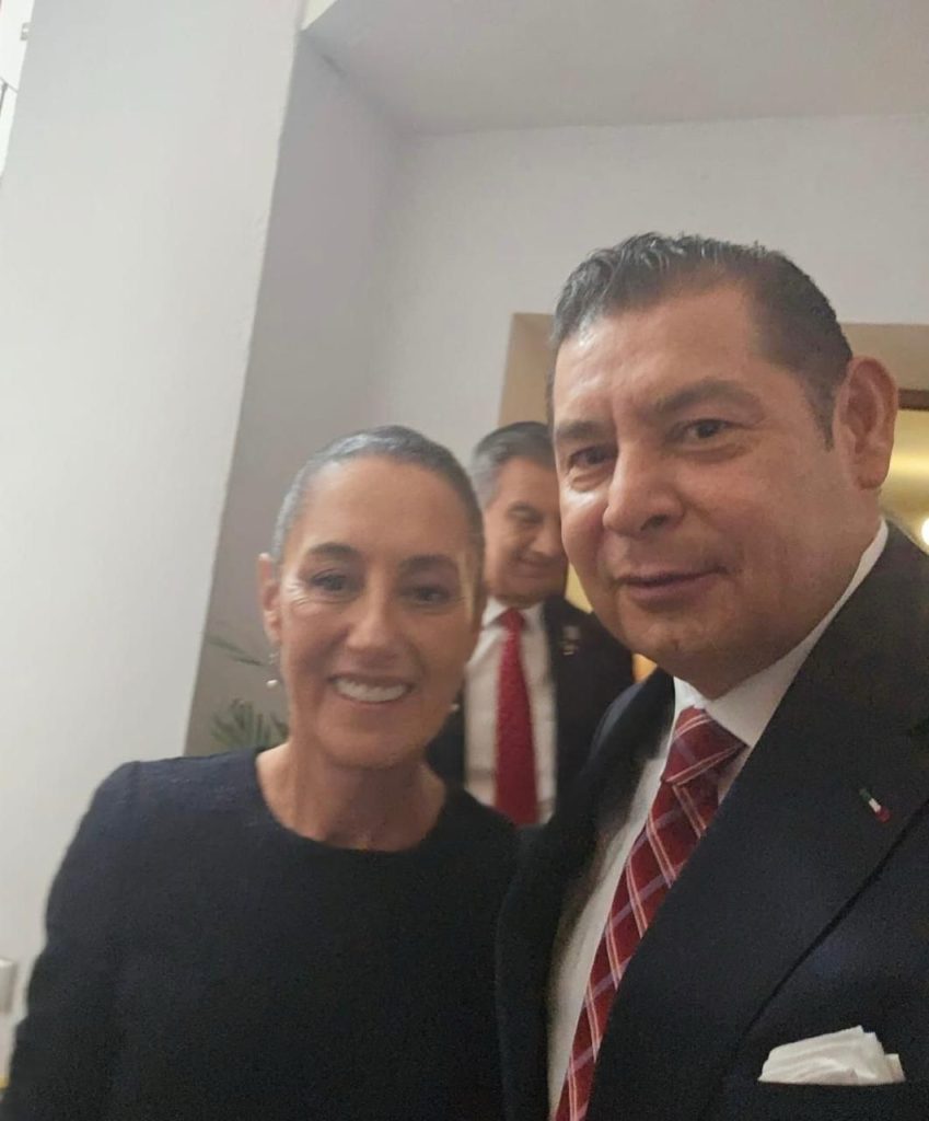 CIUDAD DE QUERÉTARO, Qro.- El gobernador de Puebla, Alejandro Armenta, comparte la visión antireeleccionista de la presidenta, Claudia Sheinbaum para acabar con la corrupción y saqueo contra el pueblo.

Al asistir al 108 aniversario de la promulgación de la Constitución Mexicana que se llevó a cabo en el Teatro de la República, el mandatario se pronunció a favor de las reformas constitucionales anunciadas por la presidenta de México para acabar con el nepotismo en cargos de elección popular y eliminar la reelección.

“Hoy 5 de febrero no puedo dejar pasar la fecha, así que estoy enviando al Congreso de la Unión dos nuevas reformas constitucionales, la primera, en honor a la Constitución de 1917, la no reelección a ningún puesto de elección popular. La segunda, la prohibición expresa de que ningún familiar pueda suceder de manera inmediata a otro tratándose de un puesto de elección popular, es decir, no al nepotismo”, señaló la presidenta, Claudia Sheinabum.

El gobernador de Puebla coincidió con el proyecto de profundizar la democracia a través de reformas antirreeleccionistas que afiancen la soberanía popular. “Hoy la presidenta, la doctora Claudia Sheinbaum, ha dado un mensaje valiente, profundo, con un sentido de nacionalismo y patriotismo y de defensa plena de la soberanía de nuestros hermanos migrantes”, afirmó Armenta.

En su mensaje, la presidenta Claudia Sheinbaum afirmó que México es un país libre, soberano e independiente, y que no se trata de una colonia, ni protectorado de nadie.

Aseveró que la Constitución es el escudo para defender a la nación ante cualquier amenaza de la soberanía nacional. "Estamos unidos, estamos listos para encarar el futuro que nos depara el destino. En estos tiempos que nos ponen a prueba como nación, queremos recordar la promulgación de la Constitución y la herencia de nuestros ancestros para dar lo mejor de nosotros en la defensa de México".

La presidenta de la República apuntó que ante cualquier intención de afectar el derecho a ser libres y un país independiente, se enfrentarán con un pueblo valiente que sabe luchar para defender sus derechos y a su patria, ya que jamás permitirá que violen la soberanía, la dignidad del pueblo y la patria. Además, defendió el proyecto de la Cuarta Transformación, la reforma judicial y la soberanía nacional.

El gobernador de Querétaro, Mauricio Kuri González, en su intervención señaló que las y los mexicanos tienen derecho a recibir respeto y dignidad. Aseveró que no están dispuestos a someterse a los designios de otro y recordó que en unidad se debe fortalecer la democracia, las instituciones y el estado de derecho. Destacó que la soberanía del país no depende de nadie, y afirmó que sin unidad no habrá soberanía, por ello es obligación respaldar a la presidenta Claudia Sheinbaum.