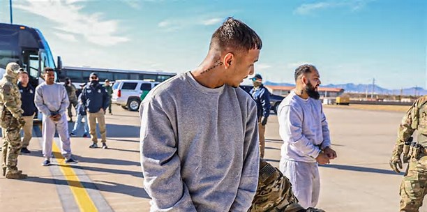 Primer avión con migrantes deportados de EU llega a Guantánamo