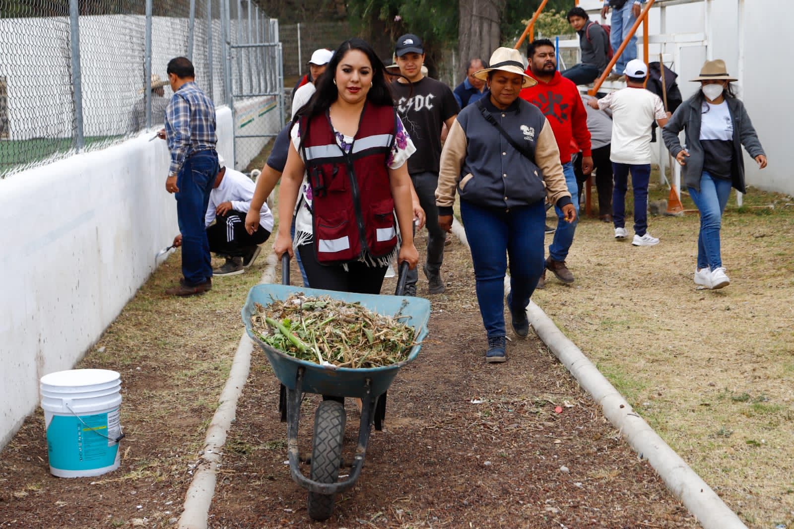 Tonanzin Fernández impulsa faenas comunitarias en Cholula para rehabilitar espacios públicos