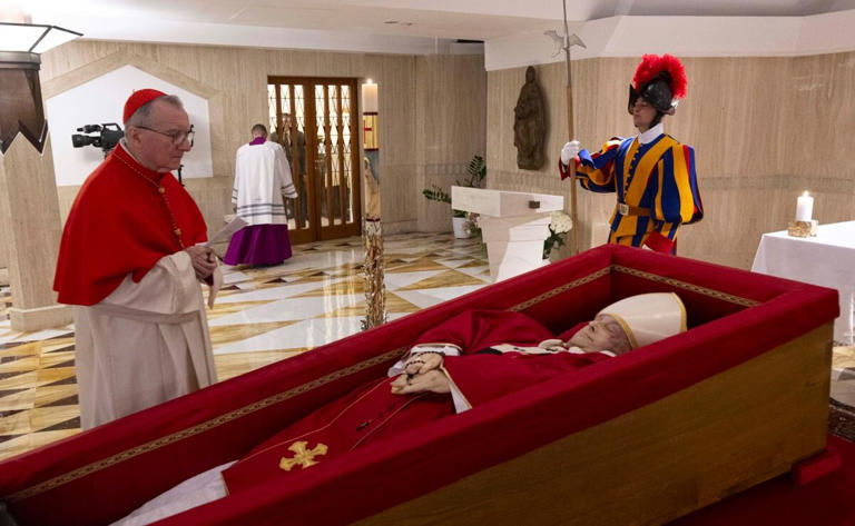 Difunden primeras imágenes del féretro del Papa Francisco; funeral será el 26 de abril