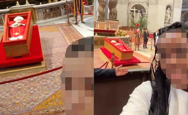 Indignación en el Vaticano; visitantes se toman selfies frente al féretro del Papa Francisco