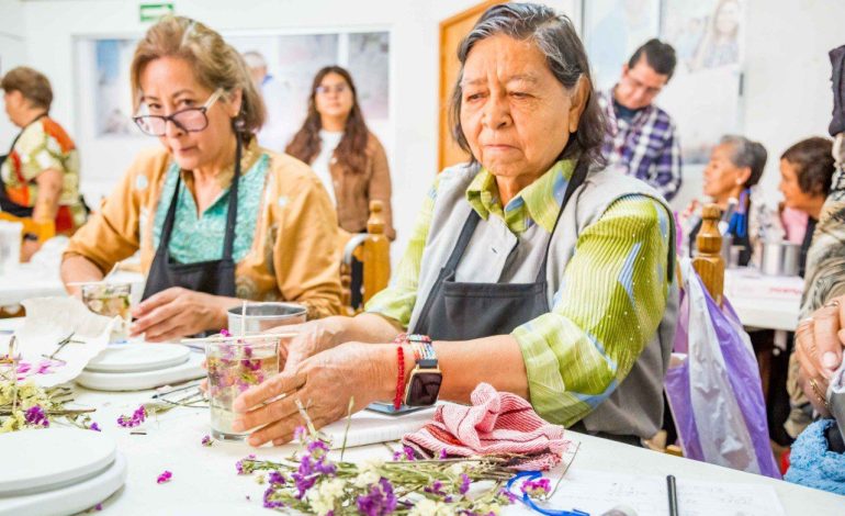 Velas que iluminan historias: adultos mayores aprenden y emprenden con apoyo del DIF y Oxxo
