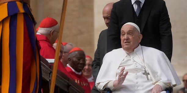El convaleciente papa Francisco inicia la Semana Santa con una aparición en la plaza de San Pedro.