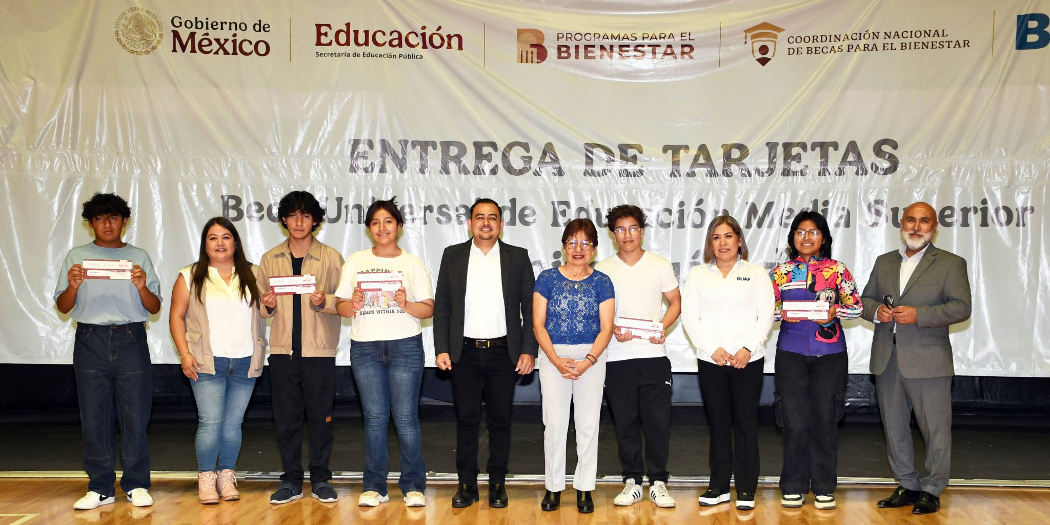 Entrega BUAP becas “Benito Juárez” a más de 2 mil estudiantes de preparatoria