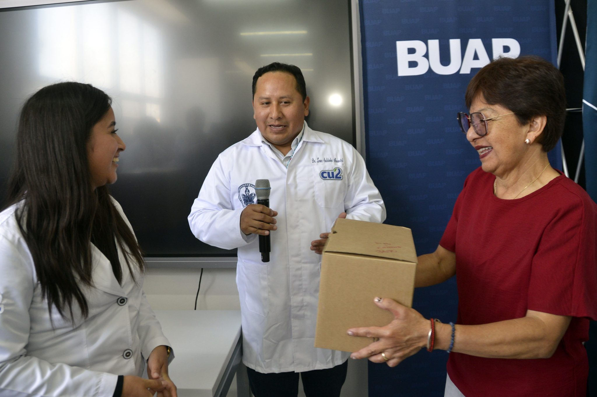 Entrega BUAP microscopios de alta tecnología para fortalecer formación científica en CU2