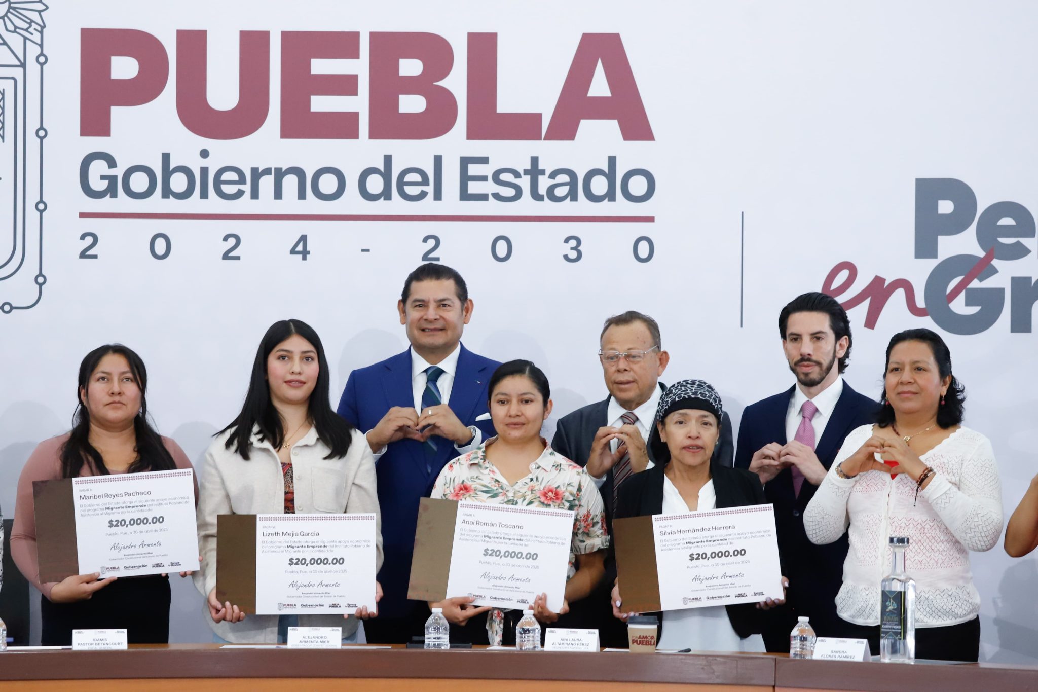 Gobierno estatal apoya a migrantes poblanos con recursos para emprender negocios