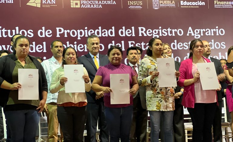 Refrenda Puebla compromiso con la educación: entregan títulos de propiedad a 161 escuelas