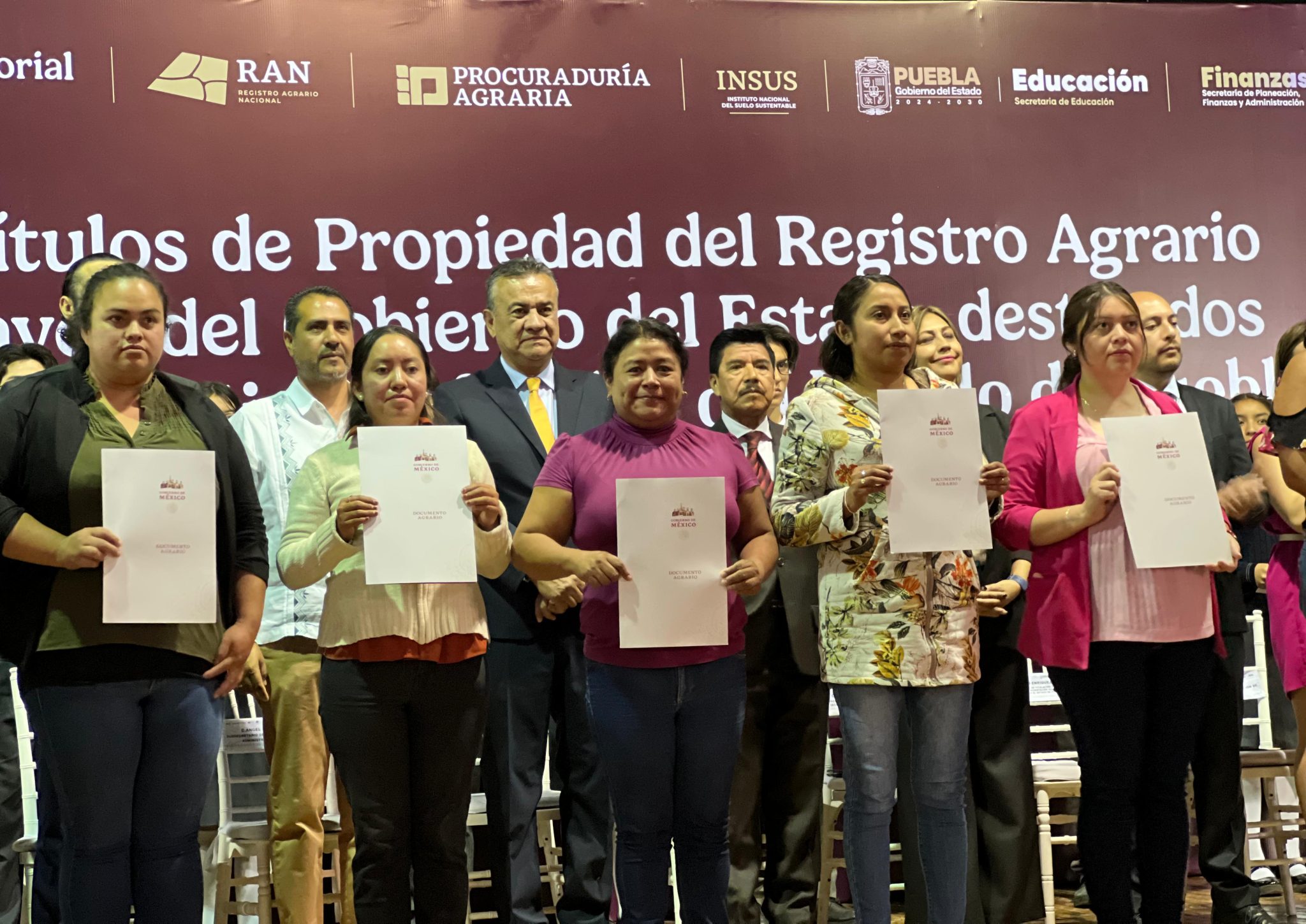Refrenda Puebla compromiso con la educación: entregan títulos de propiedad a 161 escuelas
