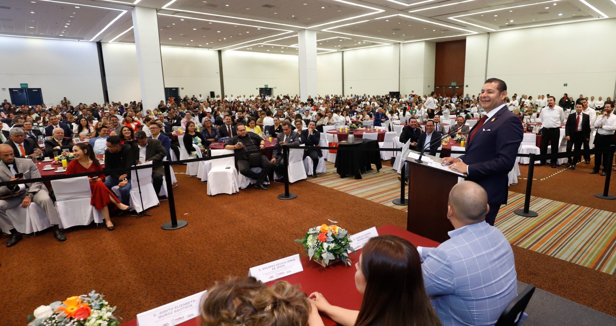 Reconocen a docentes poblanos por décadas de servicio y refuerzan compromiso con una educación inclusiva