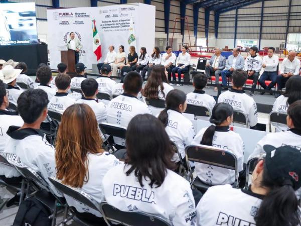 Armenta entrega estímulos a atletas poblanos rumbo a Olimpiada CONADE 2025