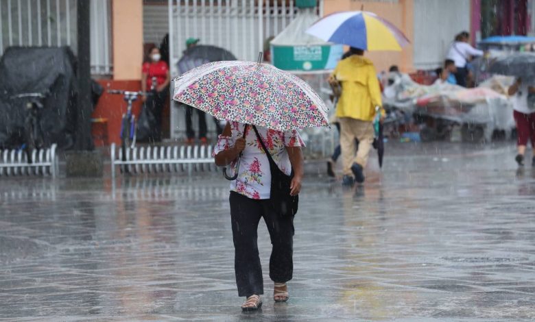 Tromba causa inundaciones en Chignahuapan; activan albergue y despliegue de apoyo