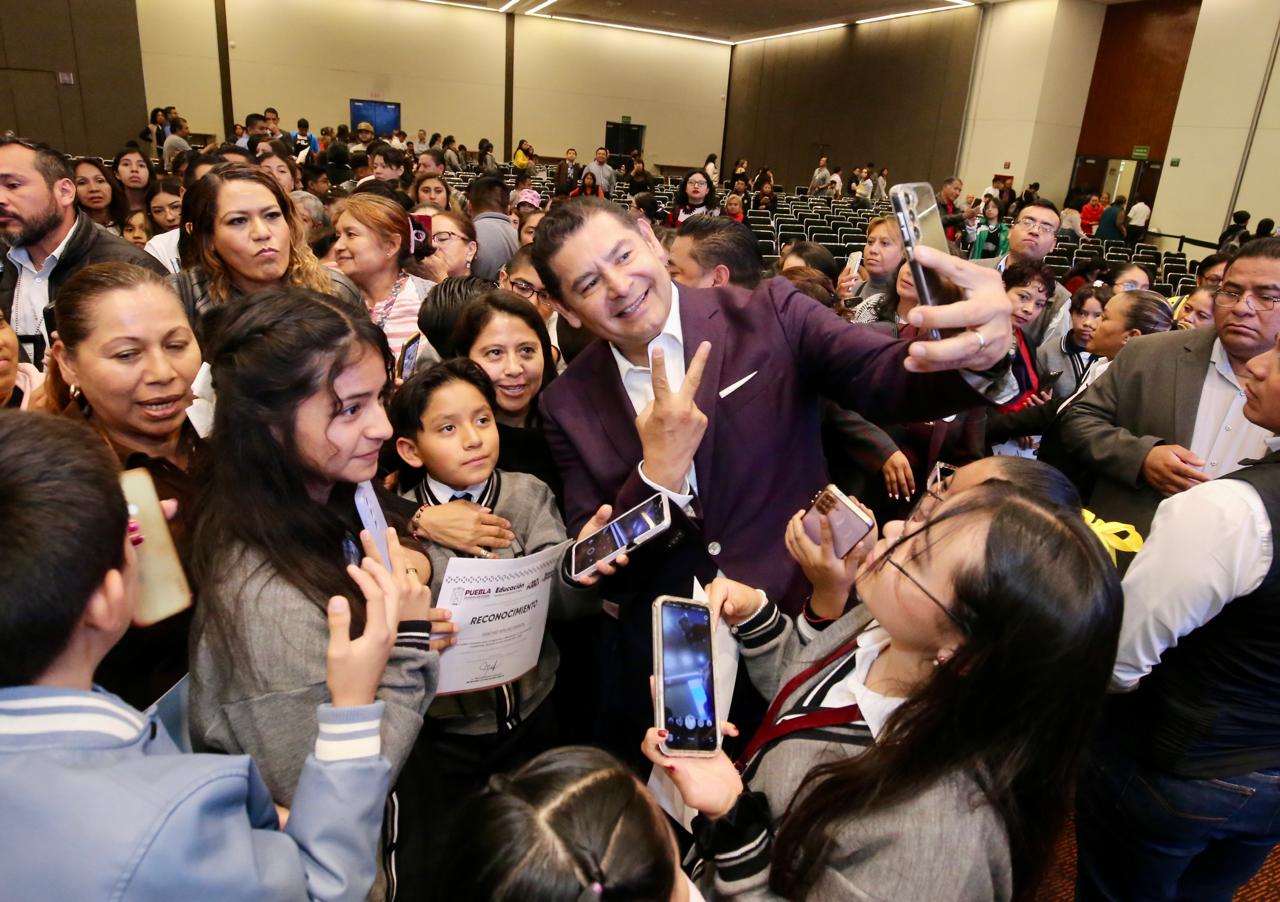 Alejandro Armenta entrega becas a más de 12 mil estudiantes para impulsar sus sueños