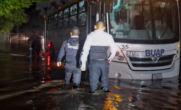Policía Auxiliar apoyó a estudiantes y automovilistas varados por lluvias en Puebla