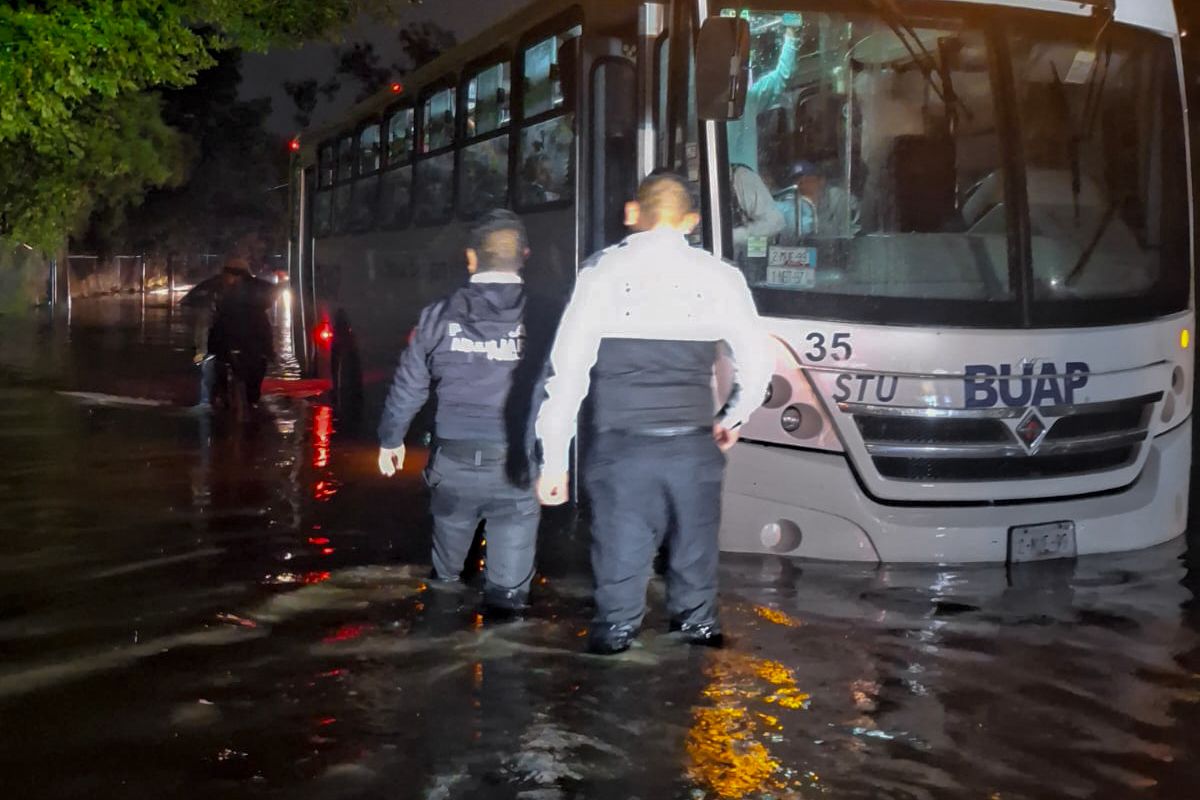 Policía Auxiliar apoyó a estudiantes y automovilistas varados por lluvias en Puebla