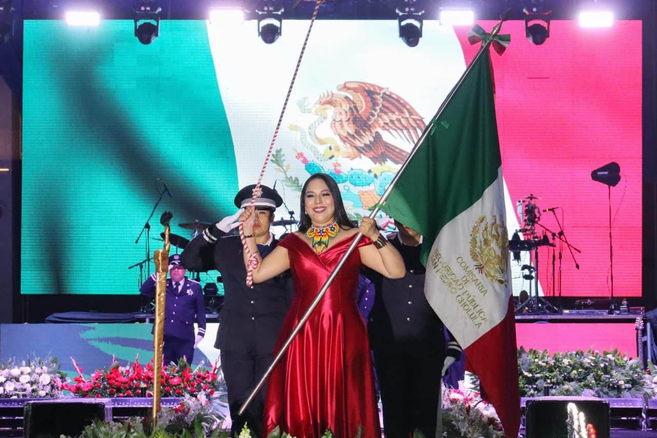 Tonantzin Fernández celebra el Grito de Independencia en una Plaza de la Concordia abarrotada