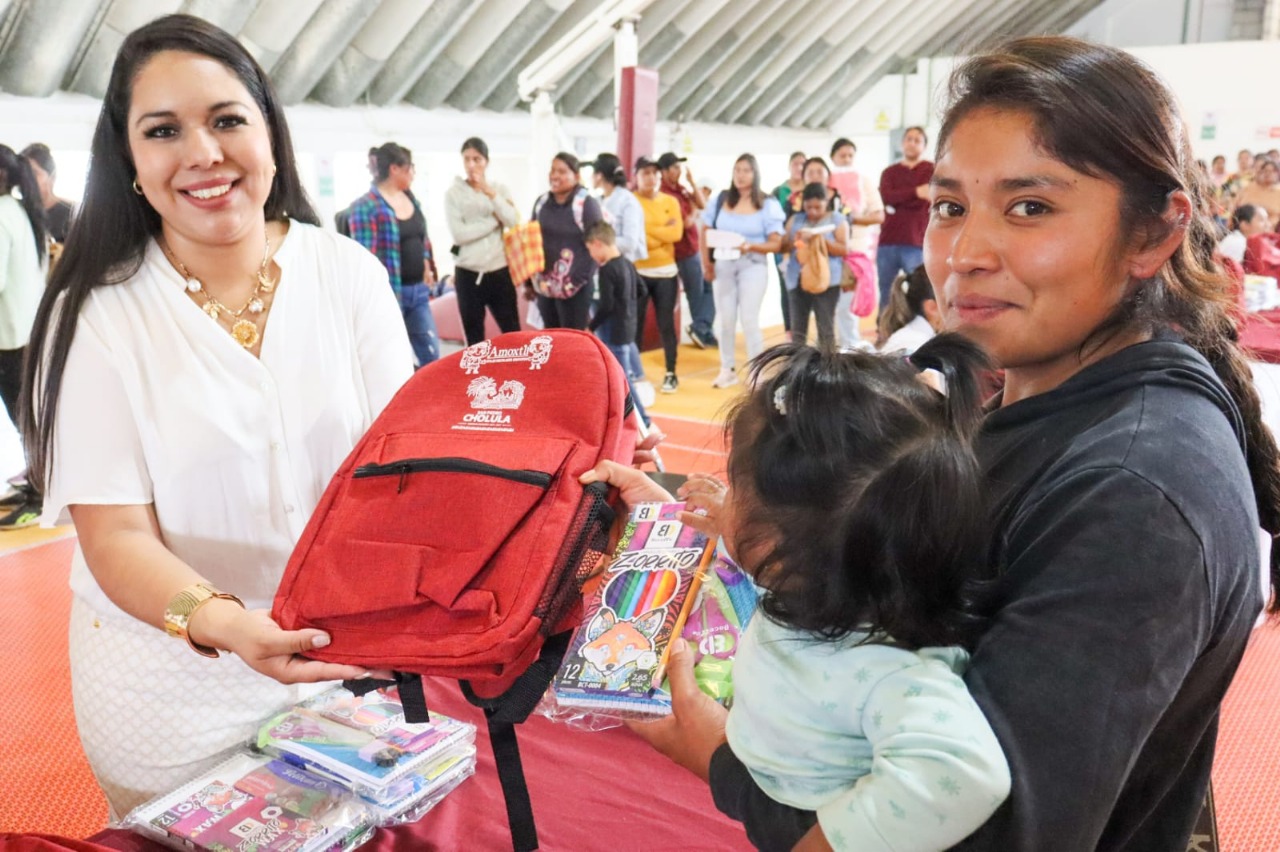 Más de 4 mil niñas y niños de Cholula reciben mochilas y kits escolares