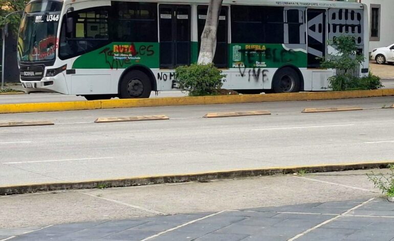 Vandalismo a tres unidades de RUTA Línea 3 impacta el servicio en Puebla