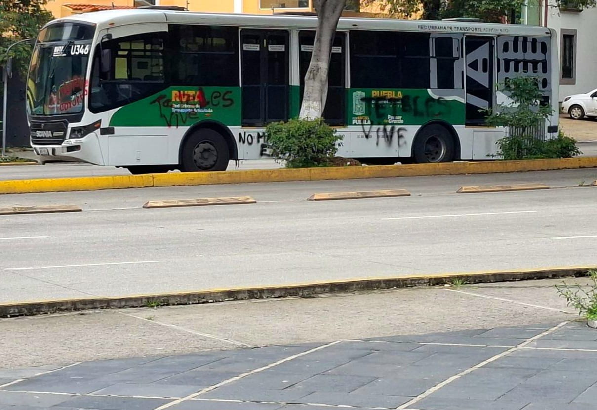 Vandalismo a tres unidades de RUTA Línea 3 impacta el servicio en Puebla