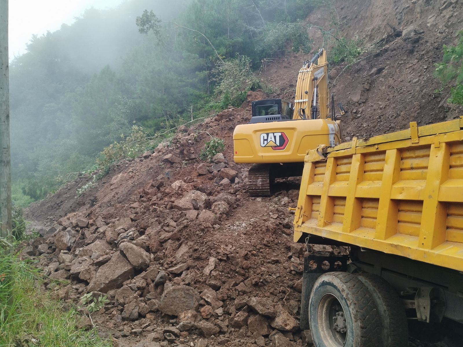 Naupan: habilitan paso provisional tras derrumbe