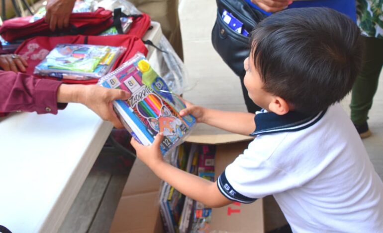 DIF de San Pedro Cholula refuerza educación con entrega de mochilas y útiles en preescolares