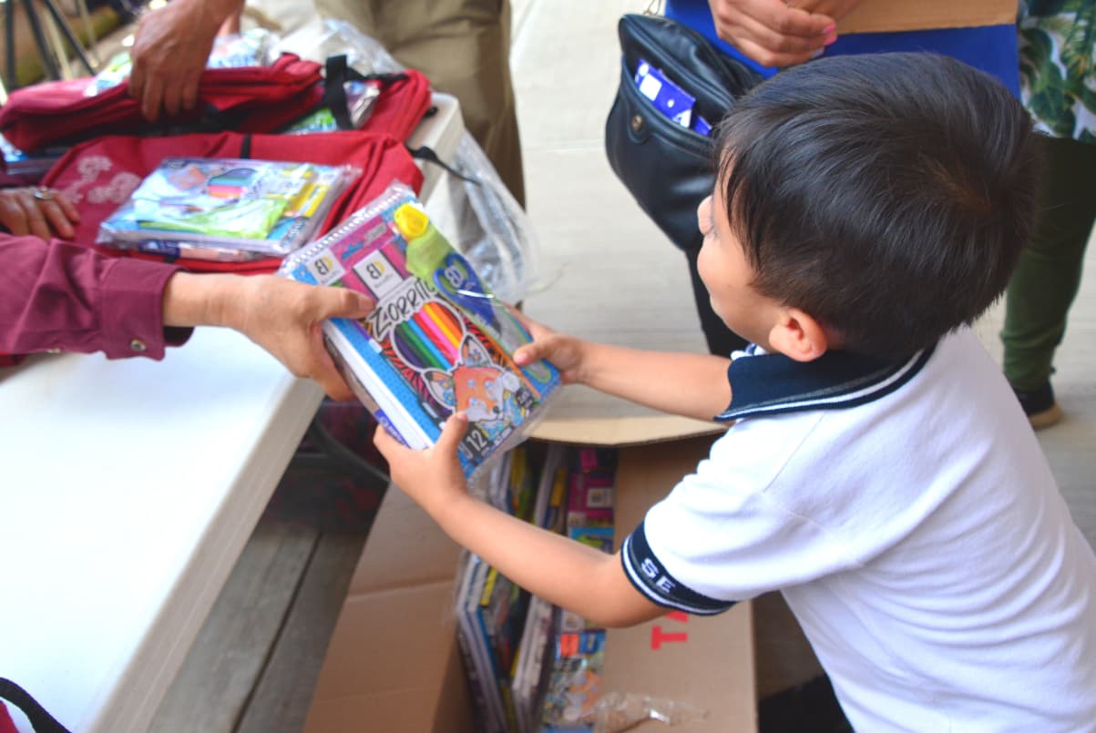 DIF de San Pedro Cholula refuerza educación con entrega de mochilas y útiles en preescolares