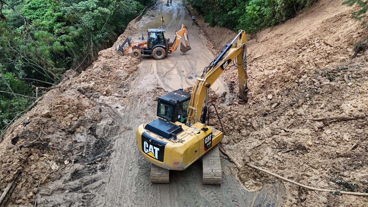 Maquinaria estatal y federal trabaja sin descanso para rehabilitar caminos en la Sierra Norte