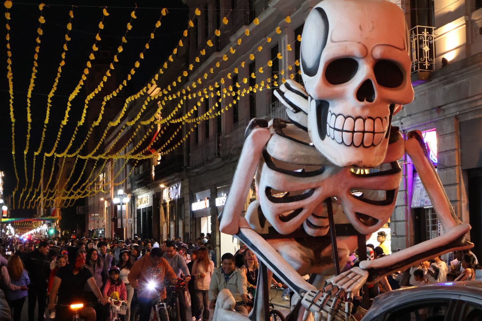 Juventudes poblanas recorren el “Camino hacia el Mictlán” entre color, música y solidaridad